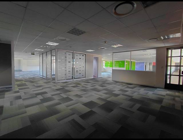 1,091M² OFFICE TO LET IN BRYANSTON